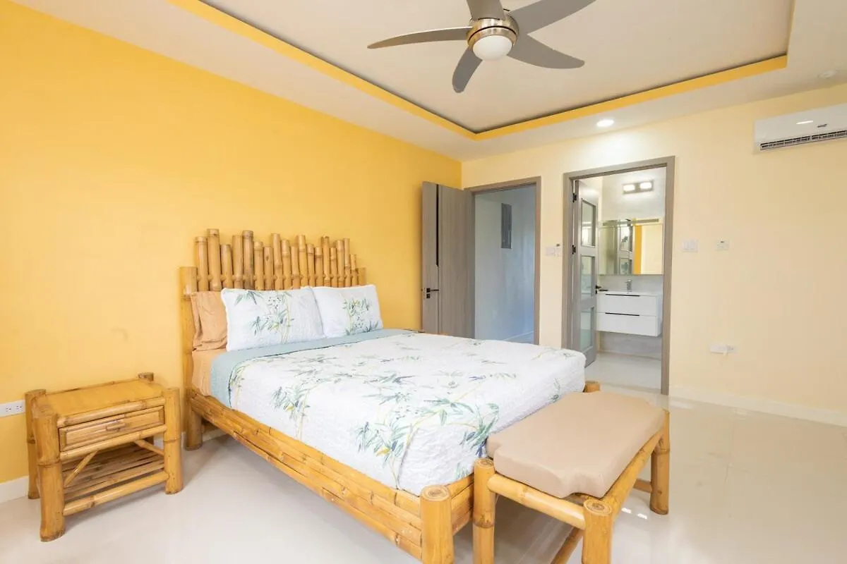 Modern, Spacious, 3Br Hill View Retreat, Central 오쵸 리오스 펜션