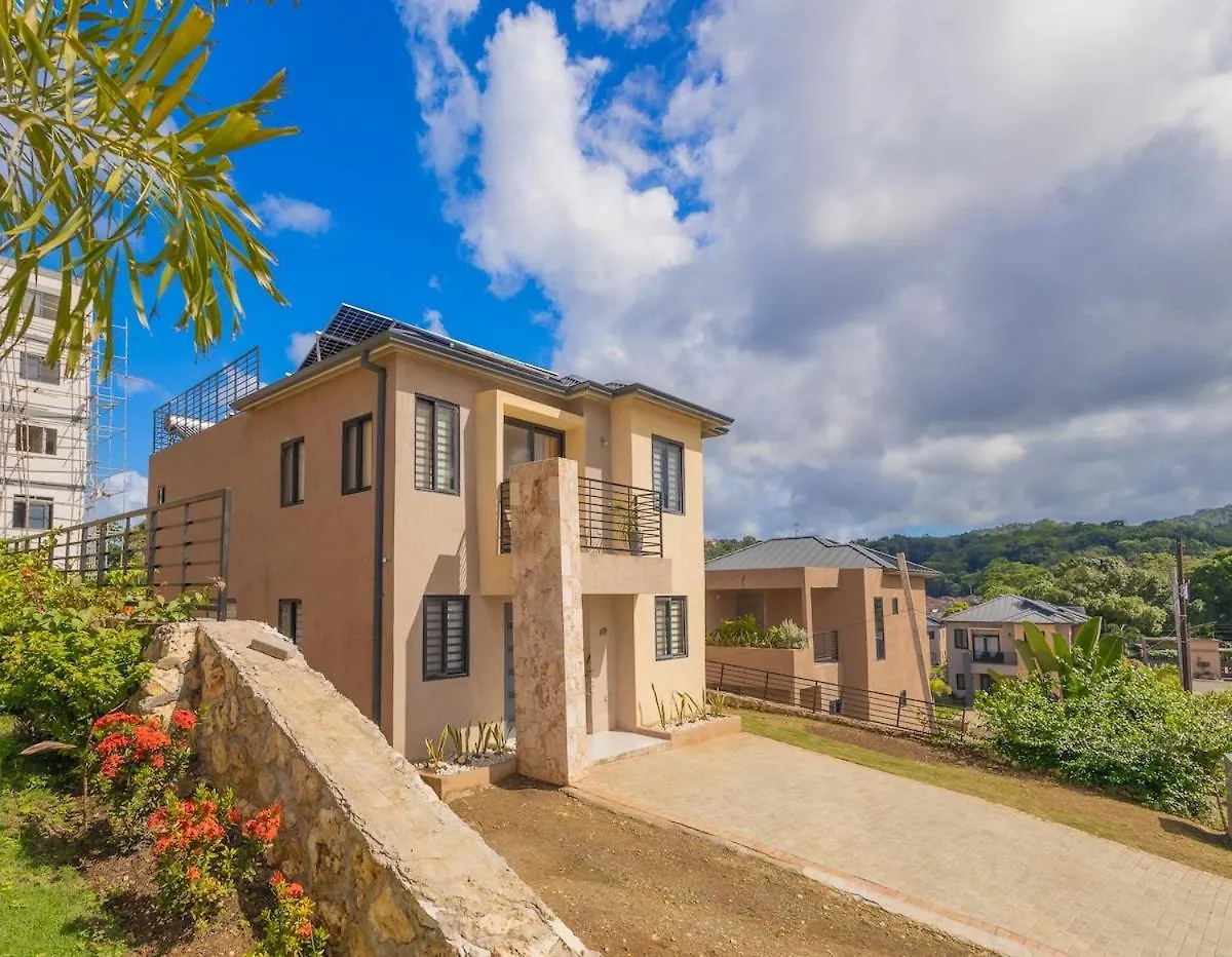 Modern, Spacious, 3Br Hill View Retreat, Central 오쵸 리오스