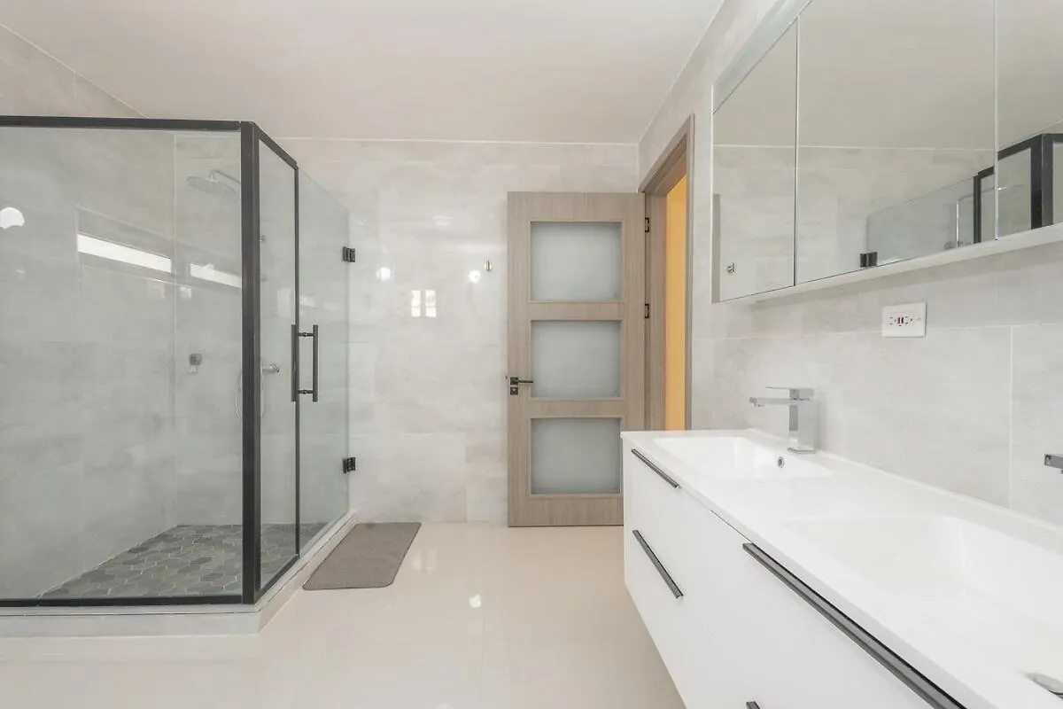 Modern, Spacious, 3Br Hill View Retreat, Central 오쵸 리오스