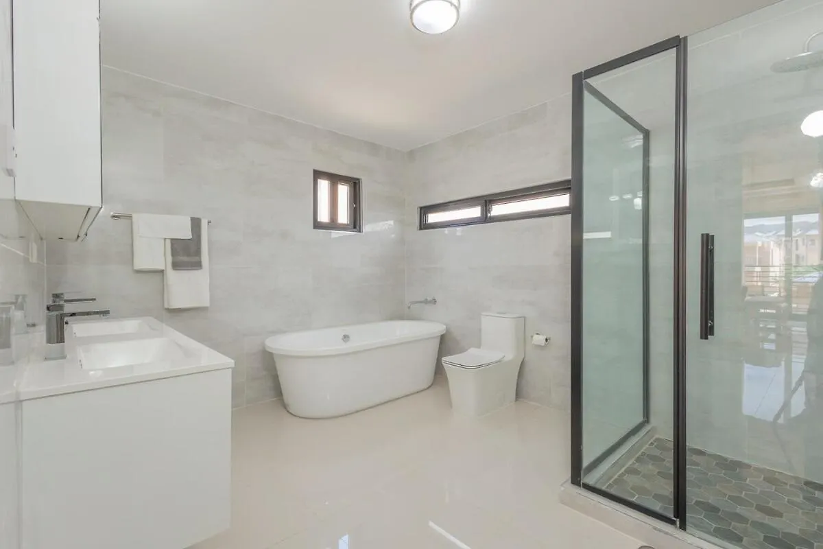 Modern, Spacious, 3Br Hill View Retreat, Central 오쵸 리오스 펜션