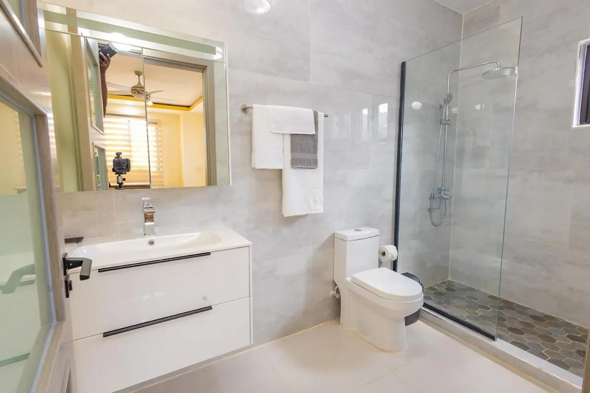 Modern, Spacious, 3Br Hill View Retreat, Central 오쵸 리오스