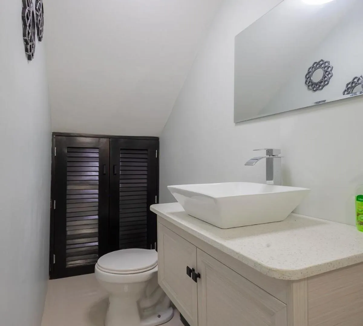 Modern, Spacious, 3Br Hill View Retreat, Central 오쵸 리오스 0*,  자메이카